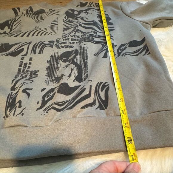 Figure Graphic Oversized Sweatshirt Gray and Black US 6Petite - Picture 10 of 11